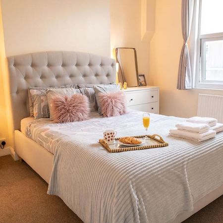 4 Bedroom Flat With High Speed Wi-Fi In North Acton, Ealing, West Лондон Экстерьер фото