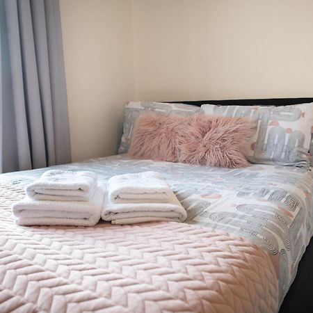 4 Bedroom Flat With High Speed Wi-Fi In North Acton, Ealing, West Лондон Экстерьер фото