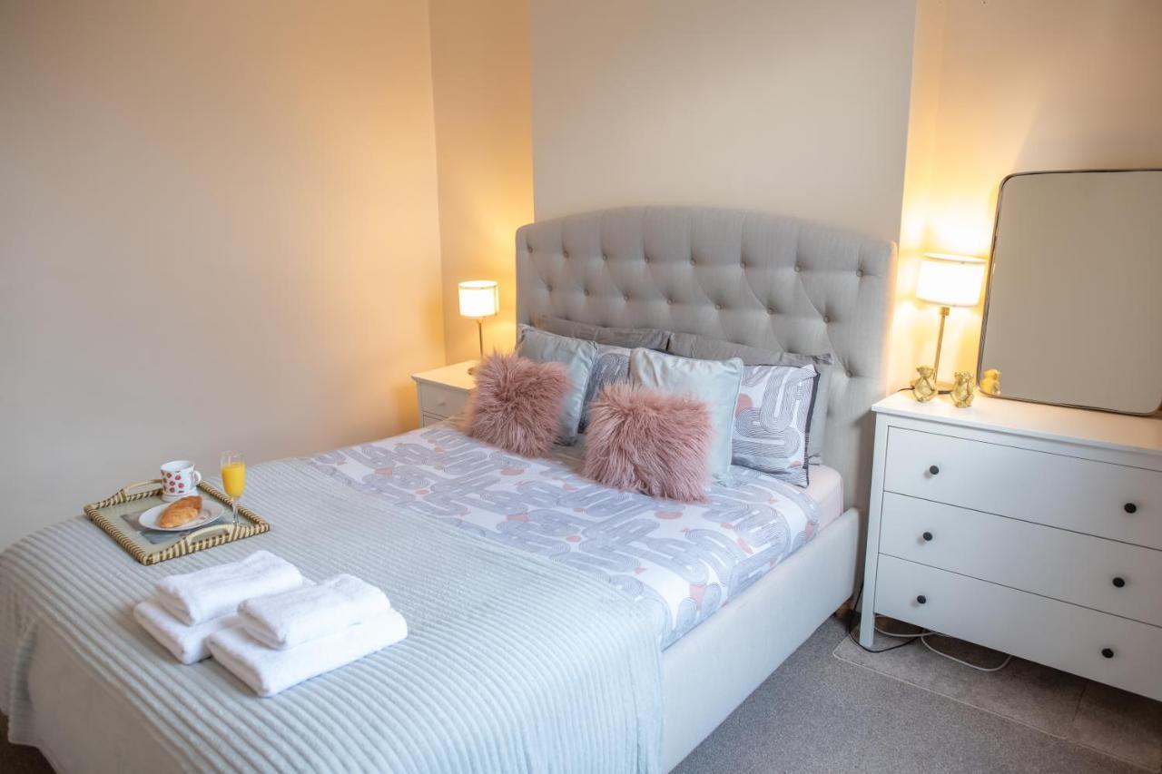 4 Bedroom Flat With High Speed Wi-Fi In North Acton, Ealing, West Лондон Экстерьер фото