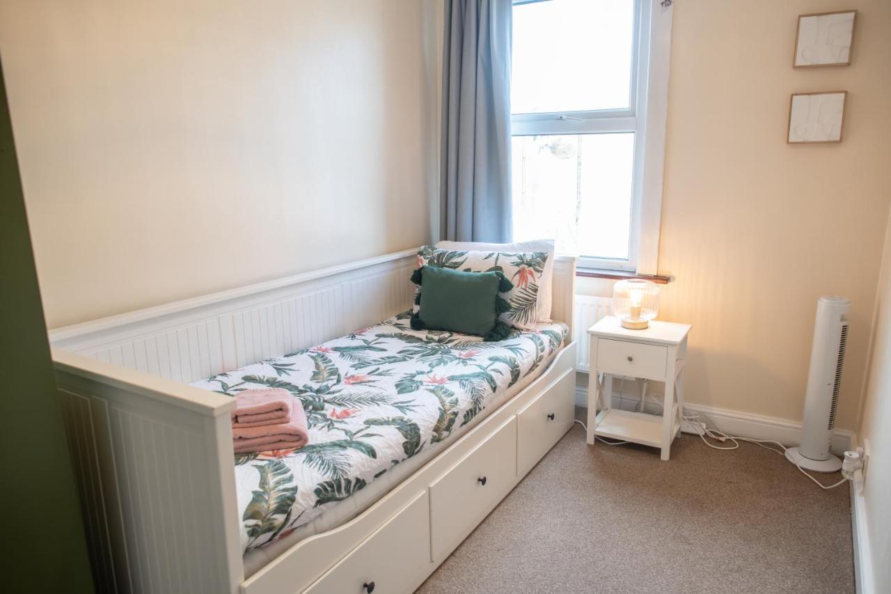 4 Bedroom Flat With High Speed Wi-Fi In North Acton, Ealing, West Лондон Экстерьер фото