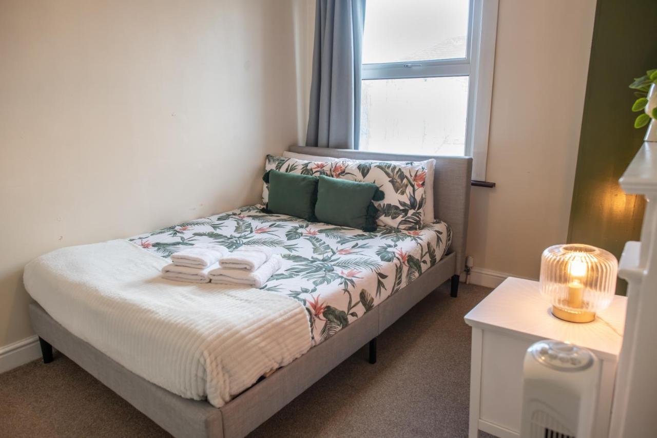 4 Bedroom Flat With High Speed Wi-Fi In North Acton, Ealing, West Лондон Экстерьер фото