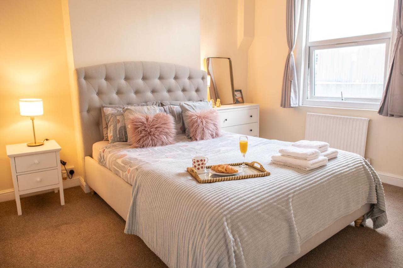 4 Bedroom Flat With High Speed Wi-Fi In North Acton, Ealing, West Лондон Экстерьер фото