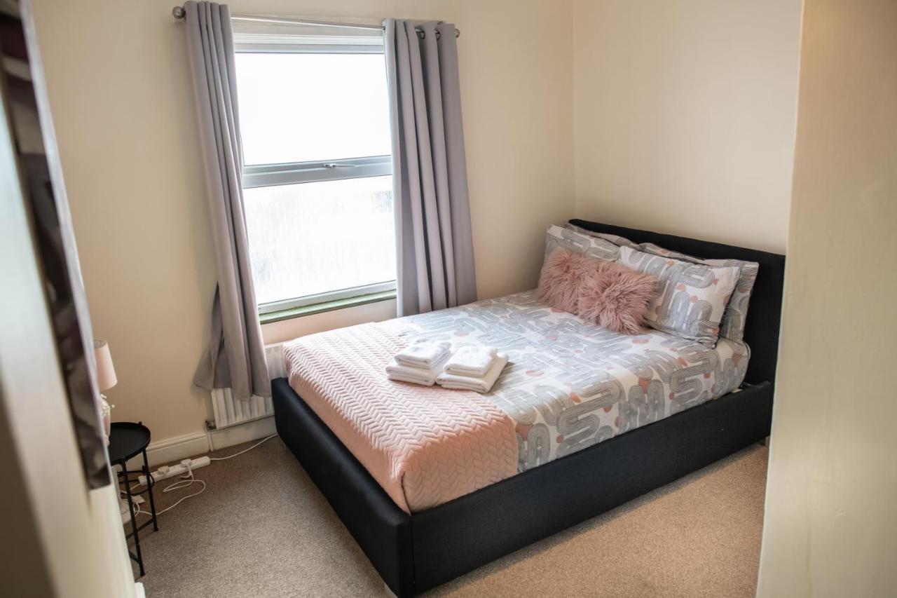 4 Bedroom Flat With High Speed Wi-Fi In North Acton, Ealing, West Лондон Экстерьер фото