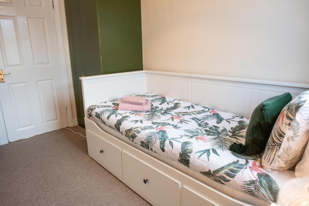 4 Bedroom Flat With High Speed Wi-Fi In North Acton, Ealing, West Лондон Экстерьер фото