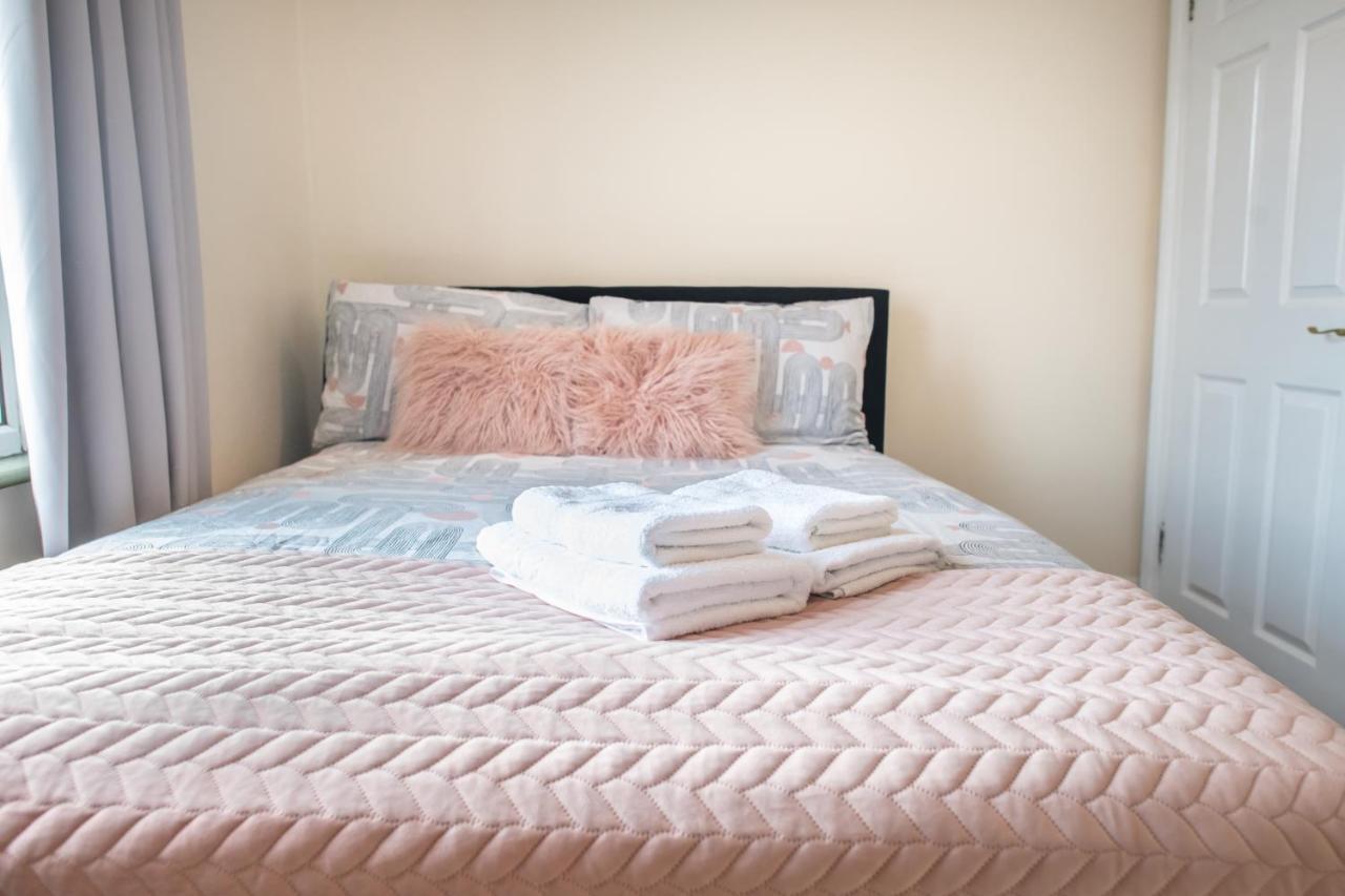 4 Bedroom Flat With High Speed Wi-Fi In North Acton, Ealing, West Лондон Экстерьер фото