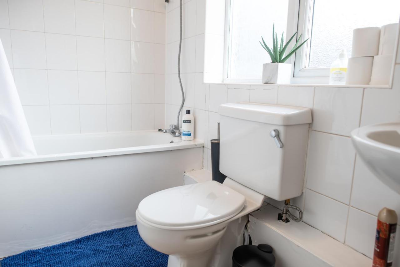 4 Bedroom Flat With High Speed Wi-Fi In North Acton, Ealing, West Лондон Экстерьер фото