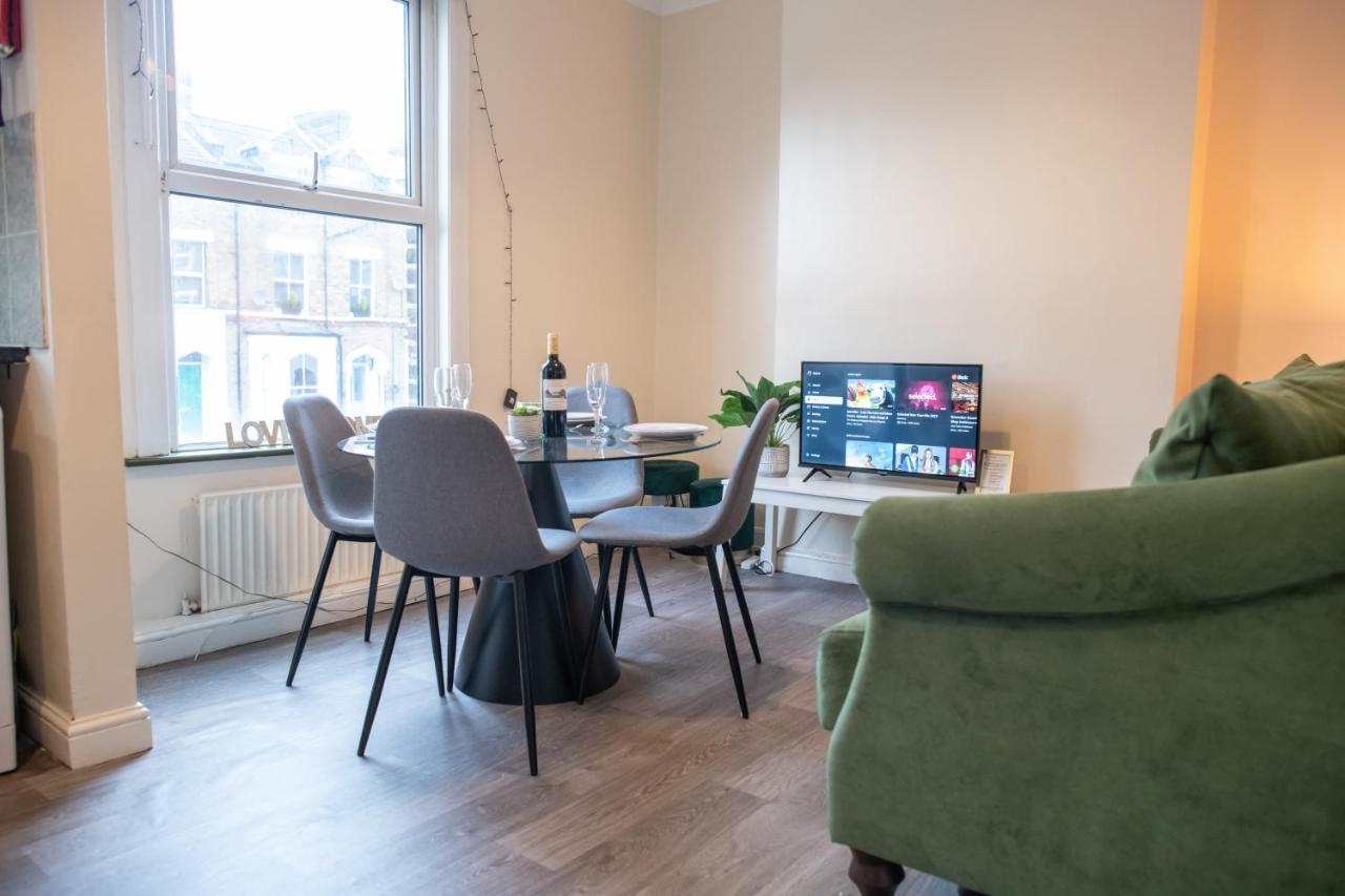 4 Bedroom Flat With High Speed Wi-Fi In North Acton, Ealing, West Лондон Экстерьер фото