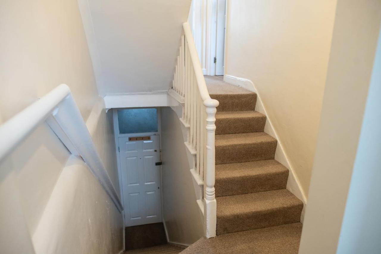 4 Bedroom Flat With High Speed Wi-Fi In North Acton, Ealing, West Лондон Экстерьер фото