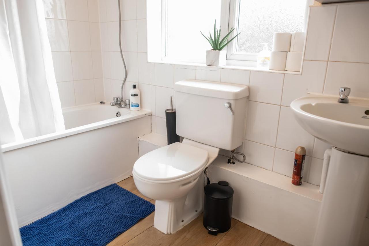 4 Bedroom Flat With High Speed Wi-Fi In North Acton, Ealing, West Лондон Экстерьер фото