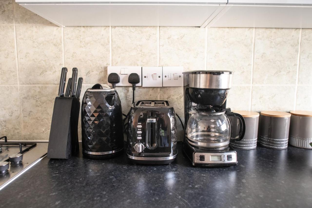 4 Bedroom Flat With High Speed Wi-Fi In North Acton, Ealing, West Лондон Экстерьер фото