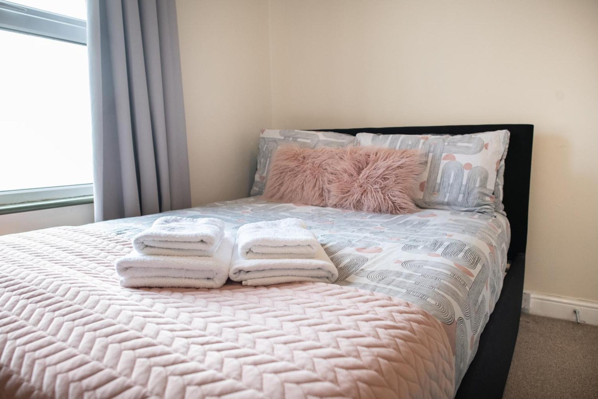 4 Bedroom Flat With High Speed Wi-Fi In North Acton, Ealing, West Лондон Экстерьер фото