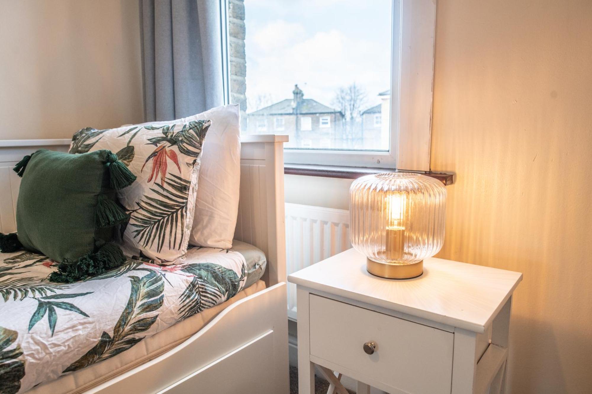 4 Bedroom Flat With High Speed Wi-Fi In North Acton, Ealing, West Лондон Экстерьер фото