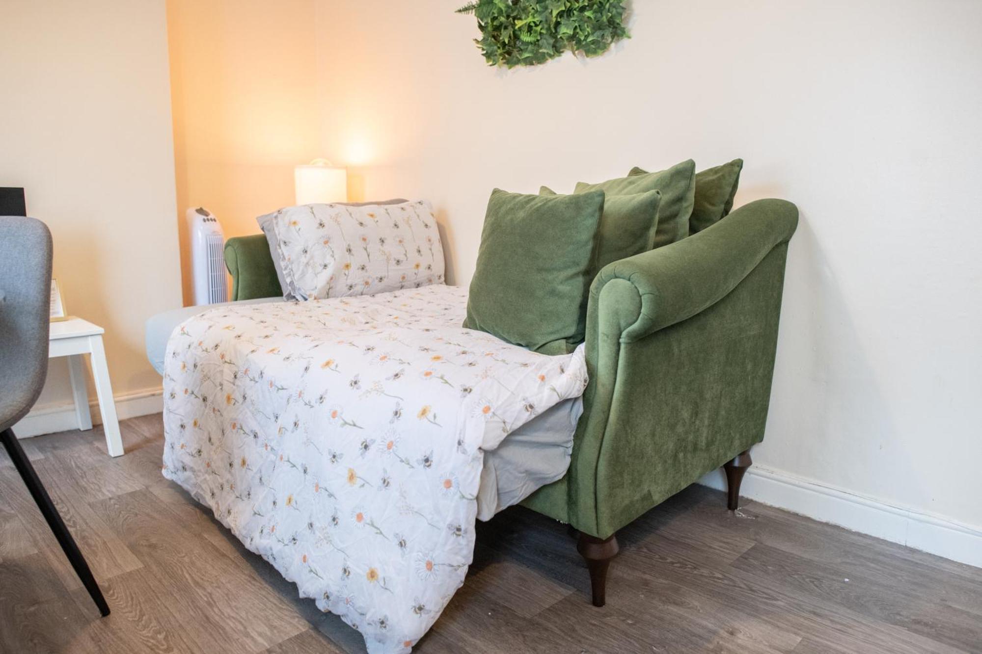 4 Bedroom Flat With High Speed Wi-Fi In North Acton, Ealing, West Лондон Экстерьер фото