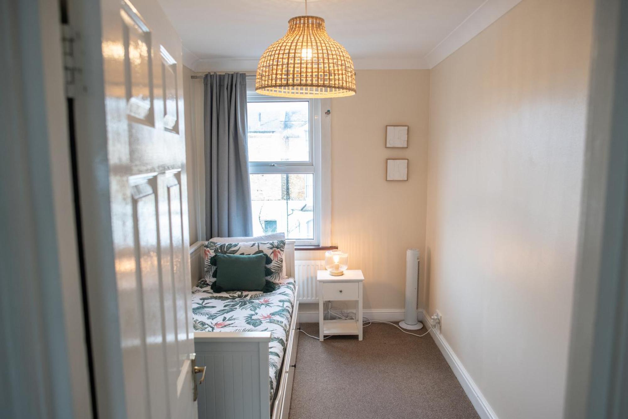4 Bedroom Flat With High Speed Wi-Fi In North Acton, Ealing, West Лондон Экстерьер фото