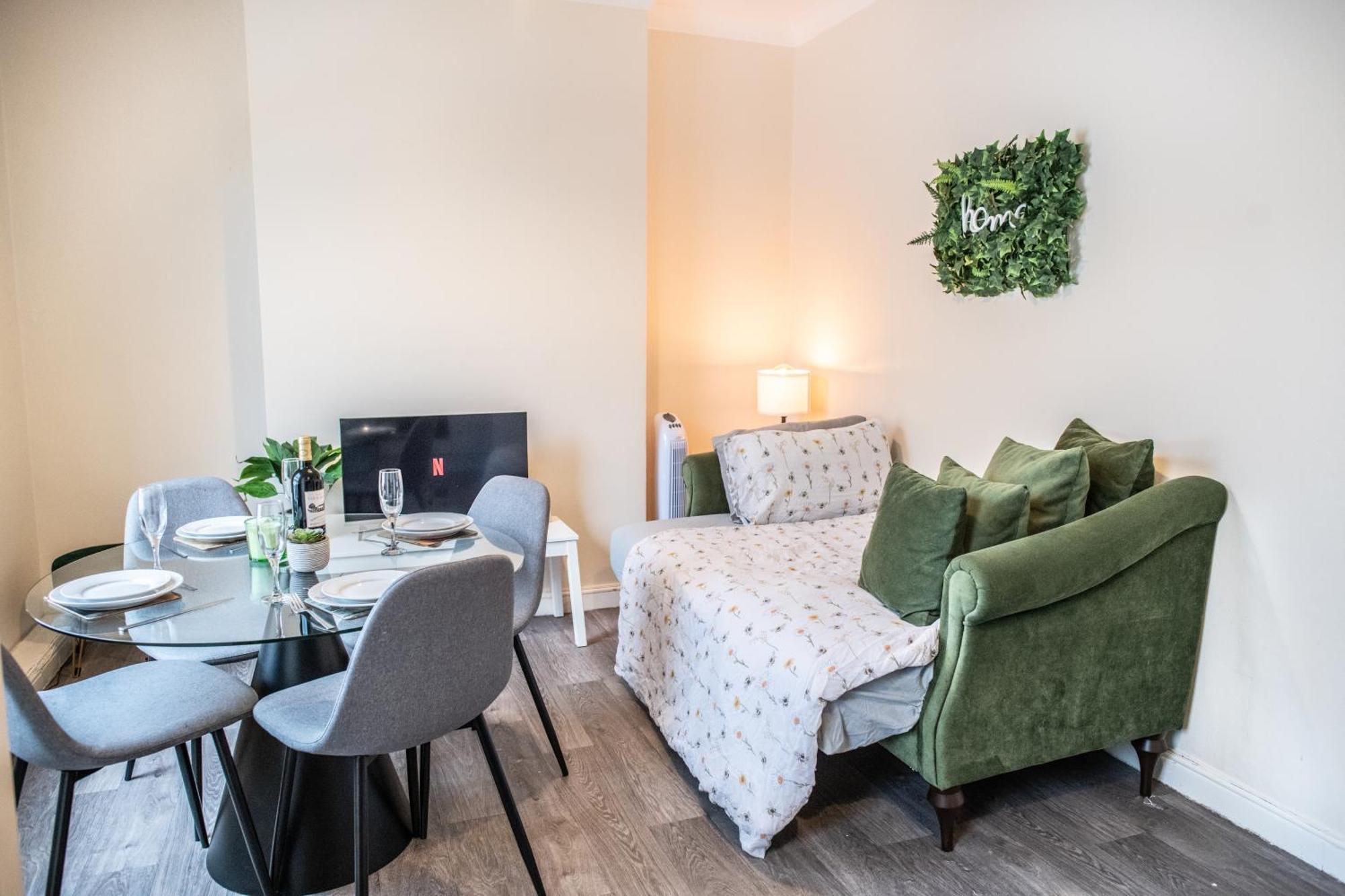 4 Bedroom Flat With High Speed Wi-Fi In North Acton, Ealing, West Лондон Экстерьер фото